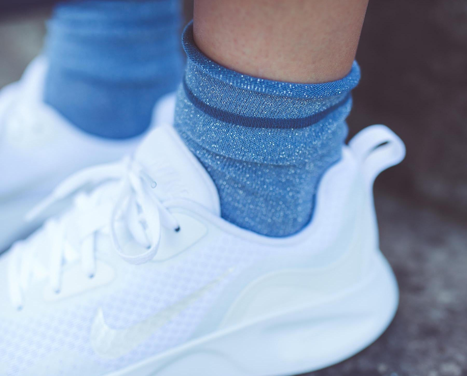 blaue Glitzer Socken in weißen Sneakers