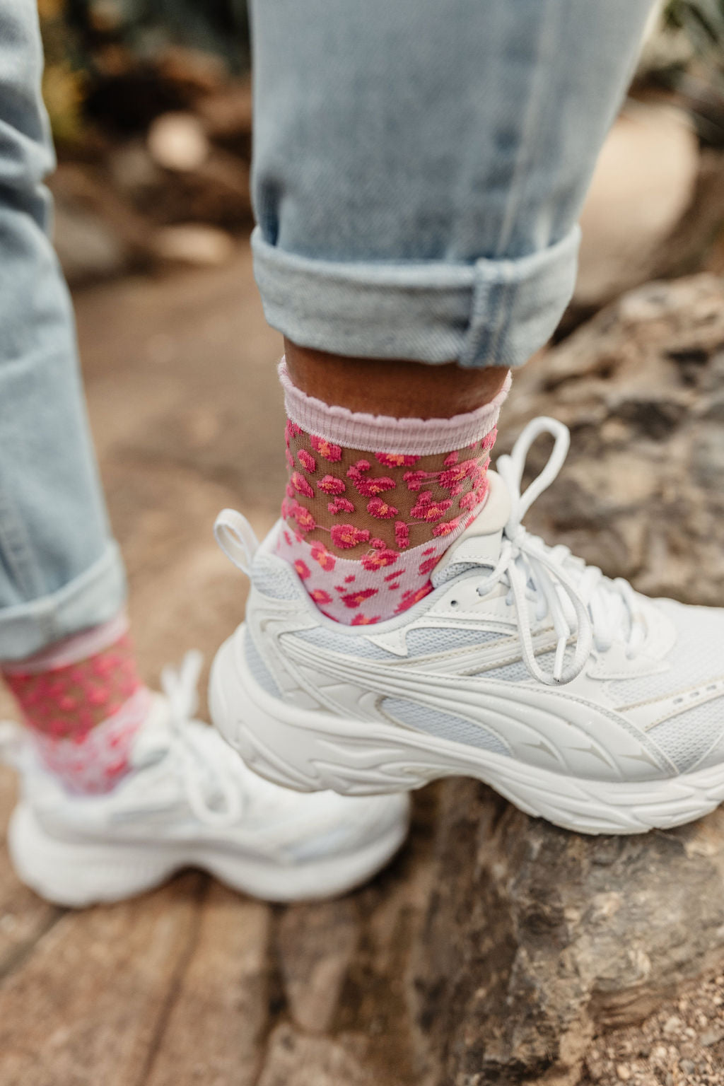 Socke, transparent mit LEO Print im Sneaker