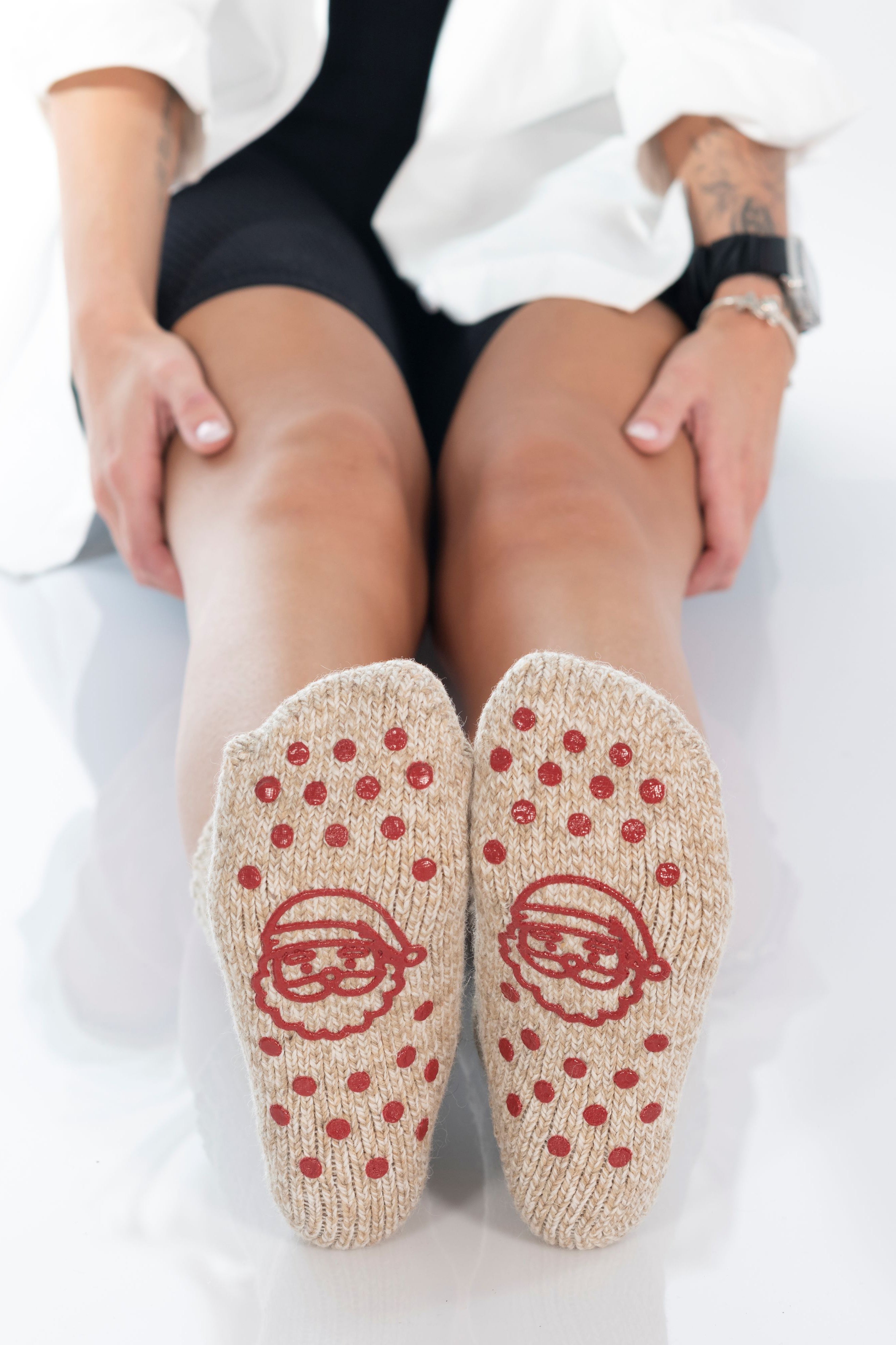 Frau trägt Weihnachtsmann Stoppersocken