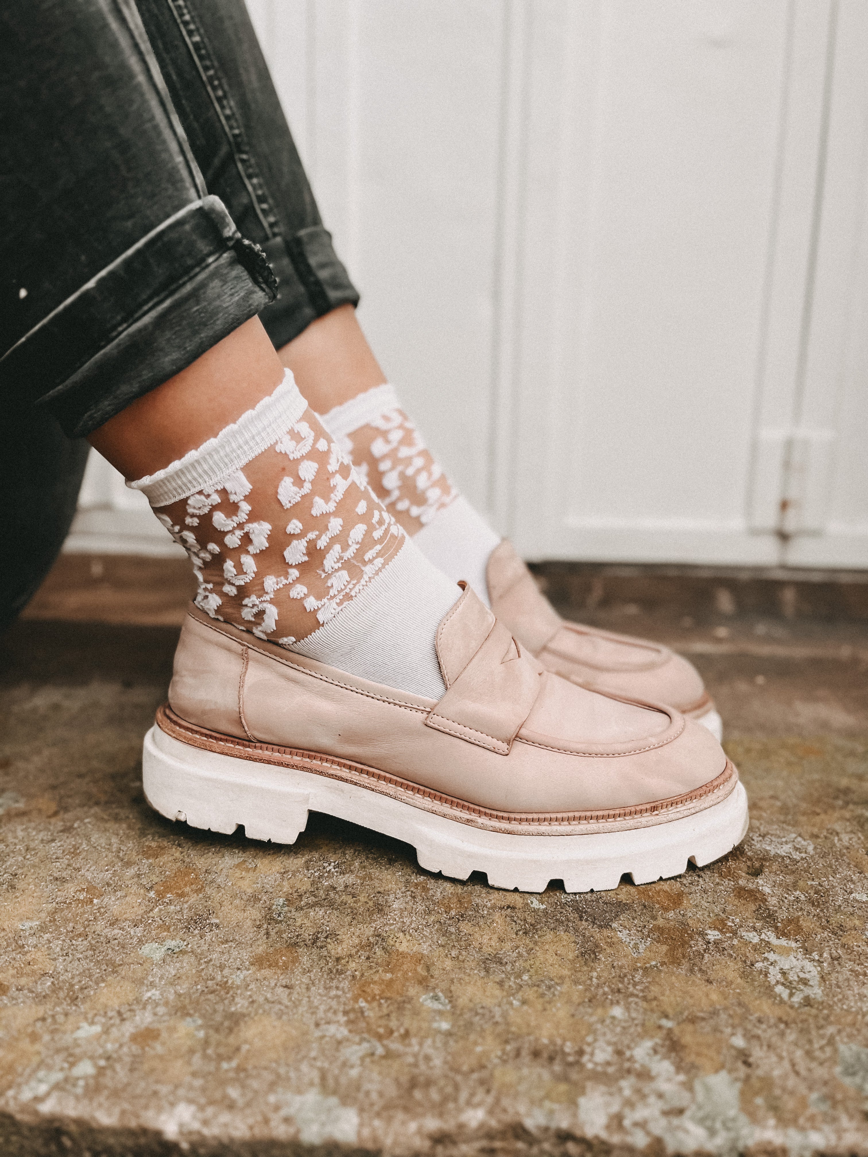 Die Josy Socken in weiß werden in einem Outfit kombiniert