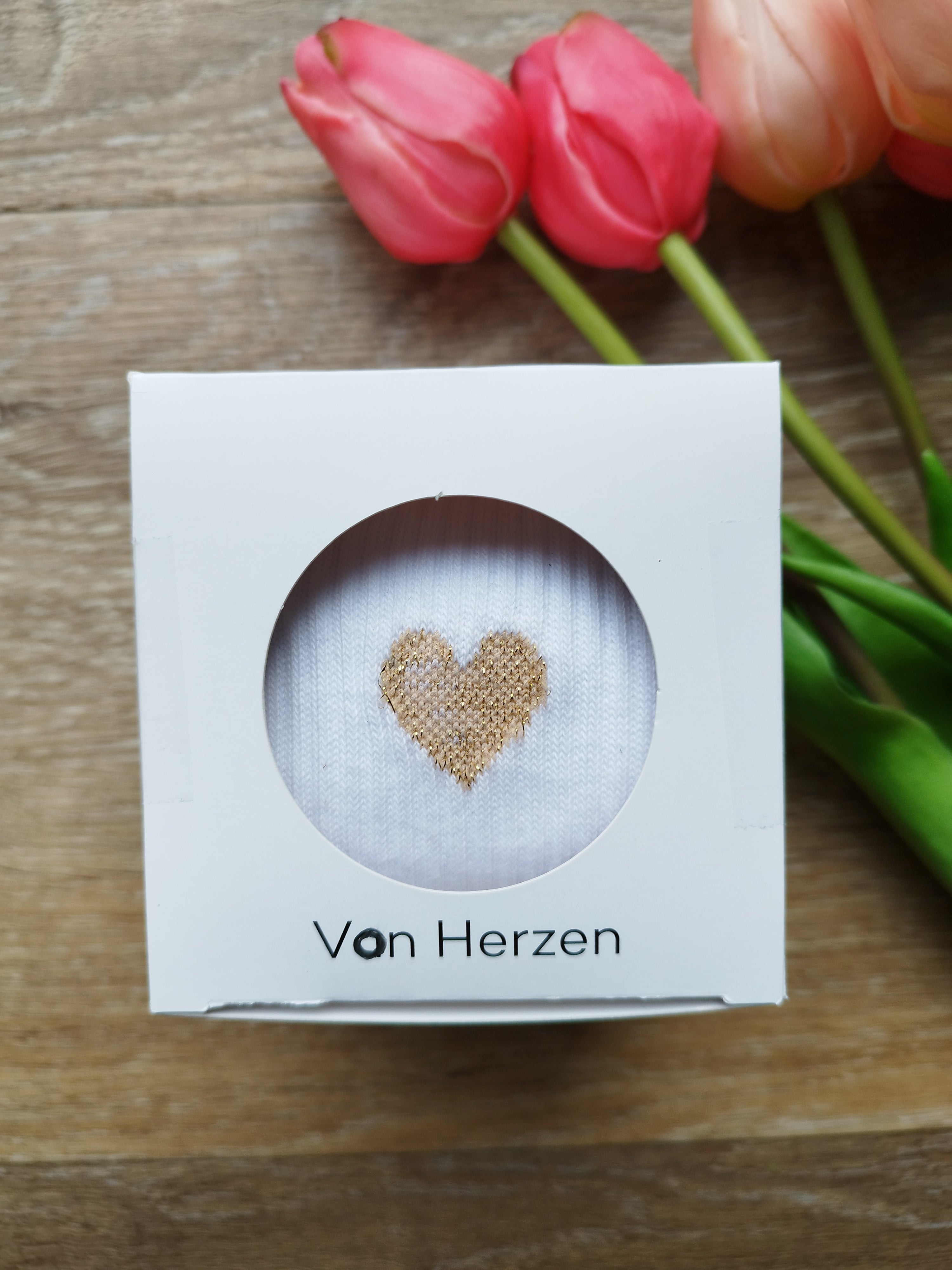 Geschenkbox "von Herzen" mit weißer Tennissocke und goldenem Herz