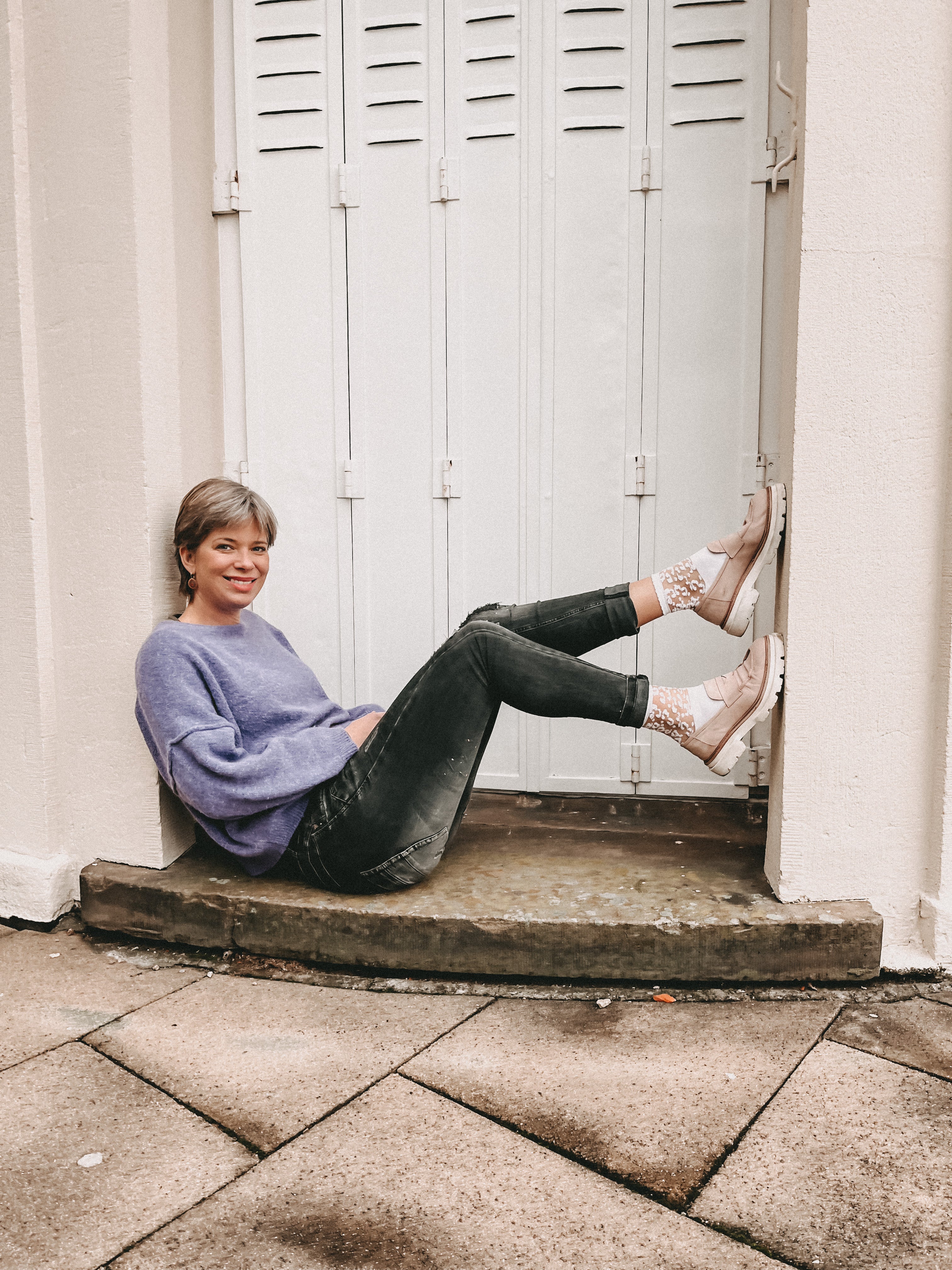 Die Geschäftsführerin von DailySockt hat die Josy Socken im Outfit an.