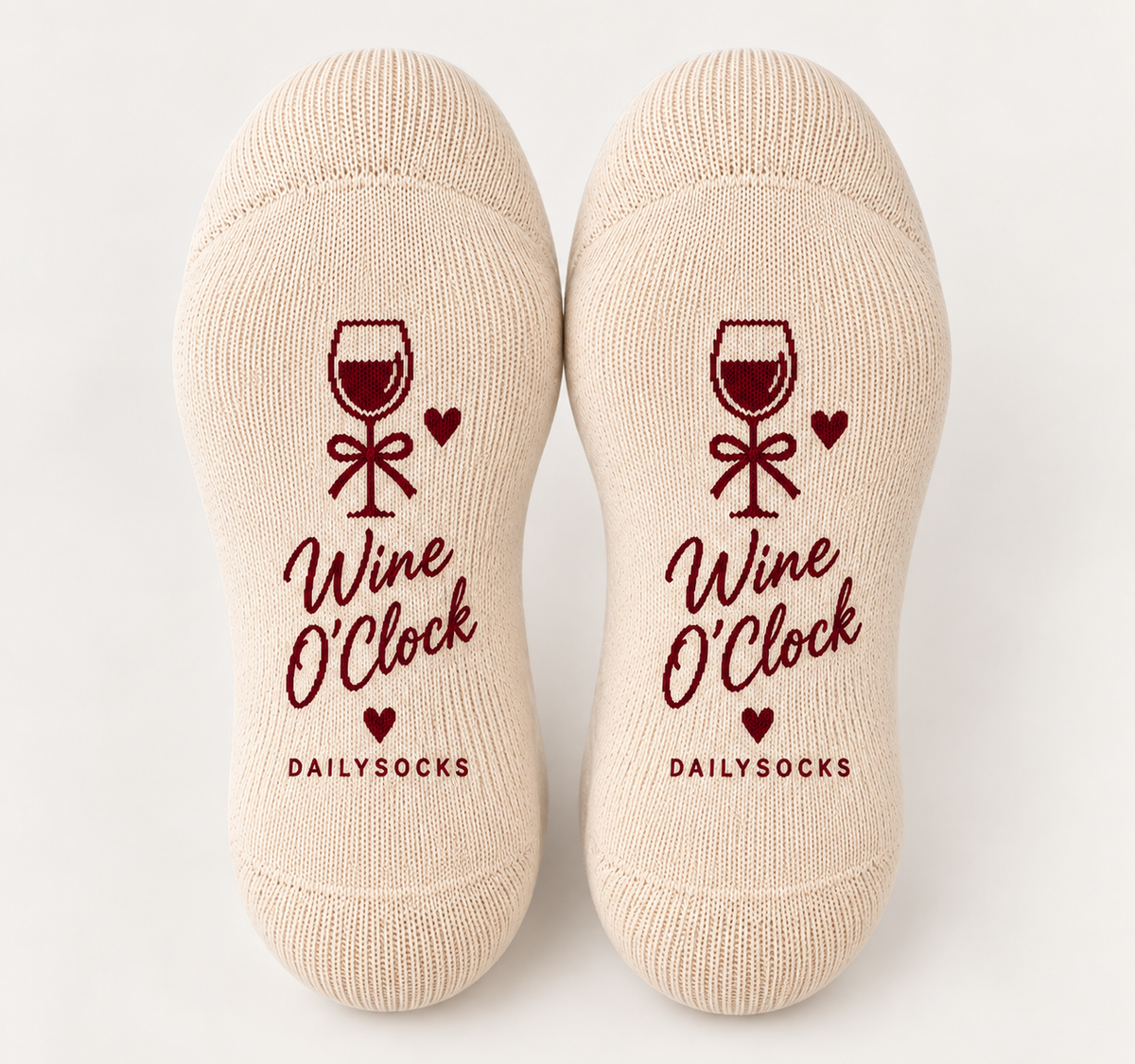 kuschelige Tennissocken für Weinliebhaber mit "Wine O'Clock" eingestrickt